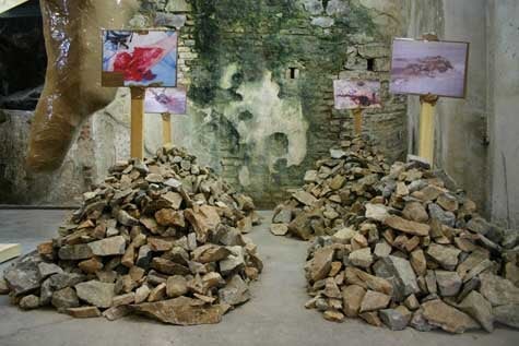 Thomas Hirschhorn. Vue de l'exposition "Concretion", 2006, CAC, Le creux de l'enfer, Thiers, courtesy de l'artiste.