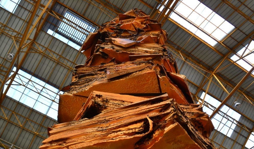Visuel gigantisme_070519 Anita Molinero, Bouche moi ce trou, 2018-2019, vue de l’installation dans le cadre de GIGANTISME — ART & INDUSTRIE, Chapitre 1 : Paysage mental, Halle AP2, Dunkerque, France © Photo : FRAC Grand Large — Hauts-de-France.