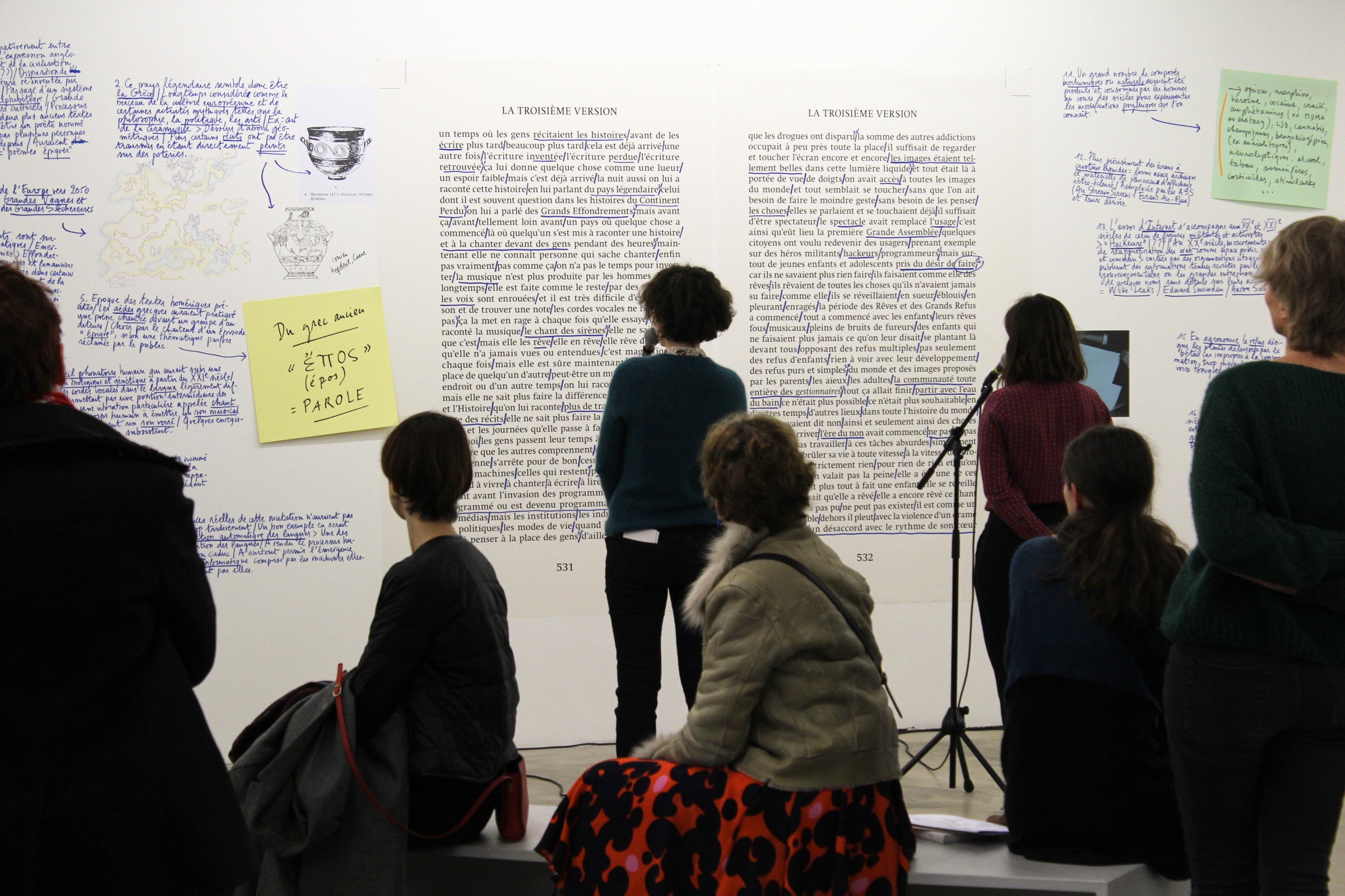© Laurence Cathala, "La Troisième Version", lecture publique par Laurence Cathala et Hélène Meisel, exposition "des attentions", Centre d'art contemporain d'Ivry Le Crédac. Photo : André Morin.
