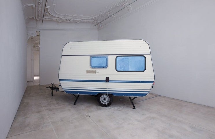 Werner Reiterer, « Locked in! », 2014. Remorque, pièces électroniques, haut-parleurs, spots,  capteurs mobiles Assistance technique : Joe Joachim, Thomas Sandri,  Christoph Amann 245 x 206 x 475 cm  Courtesy galerie Loevenbruck, Paris.
Photo: Angelika Krinzinger, © Bildrecht Vienna