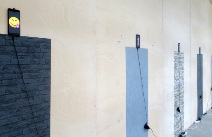 Closky_030619 Claude Closky, ‘Direct Messages,’ 2019, installation, 5 smartphones, wallpaper, power cables. Processing program by Jean-Noël Lafargue, 300 x 750 cm, unlimited duration. Exhibition view @ Salle Principale, Paris