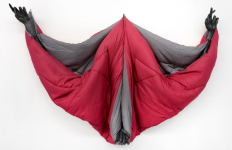 Image : Annette Messager, Sleeping Deep Red, 2017-2018, duvet, acrylique noir, matériau divers, cordelette, 170 x 153 x 20 cm
Courtesy of the artist and Marian Goodman gallery, Paris. 