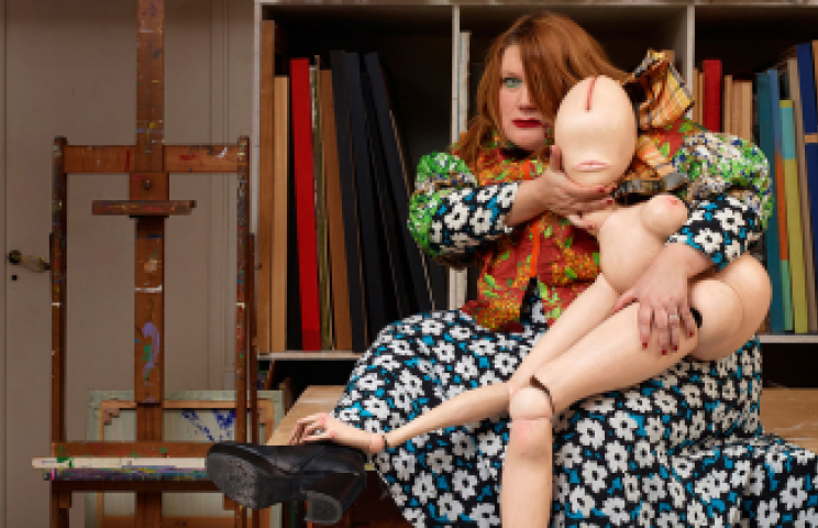 Jakob Lena Knebl, Ma poupée, 2018
Double portrait avec La Demi-Poupée de Hans Bellmer. Photo Fabrice Gousset. 
Courtesy de lartiste et de la galerie Loevenbruck.