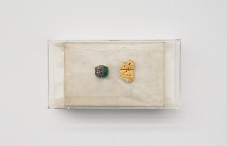 Beatrice Bonino, Funny and Fun, 2024, plastique, papier, chocolat, papier d’aluminium, 36,5 × 18 cm.  Courtesy de l’artiste et de Ermes Ermes