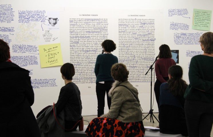 © Laurence Cathala, "La Troisième Version", lecture publique par Laurence Cathala et Hélène Meisel, exposition "des attentions", Centre d'art contemporain d'Ivry Le Crédac. Photo : André Morin.