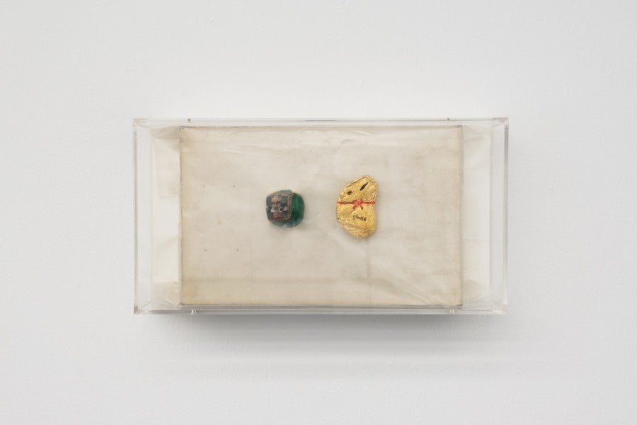 Beatrice Bonino, Funny and Fun, 2024, plastique, papier, chocolat, papier d’aluminium, 36,5 × 18 cm.  Courtesy de l’artiste et de Ermes Ermes