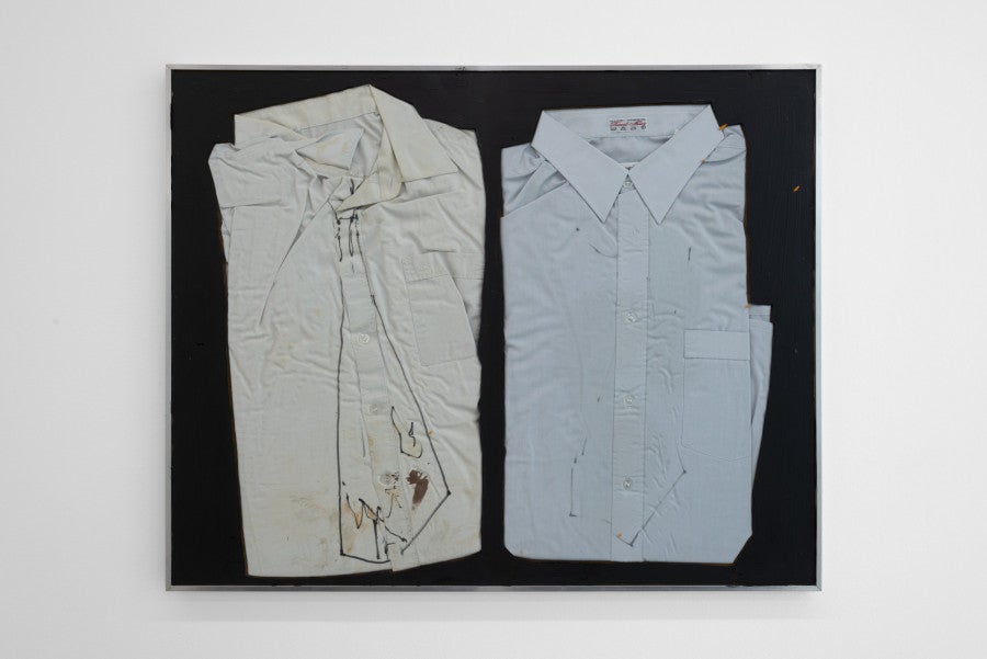 Dieter Roth, Two Shirts, 1988. Assemblage, acrylique et verre fluorescent recouvrant deux chemises en coton sur panneau de masonite, dans un cadre en aluminium. 59 x 73,6 x 2,5 cm. Photo : Simon Rao.