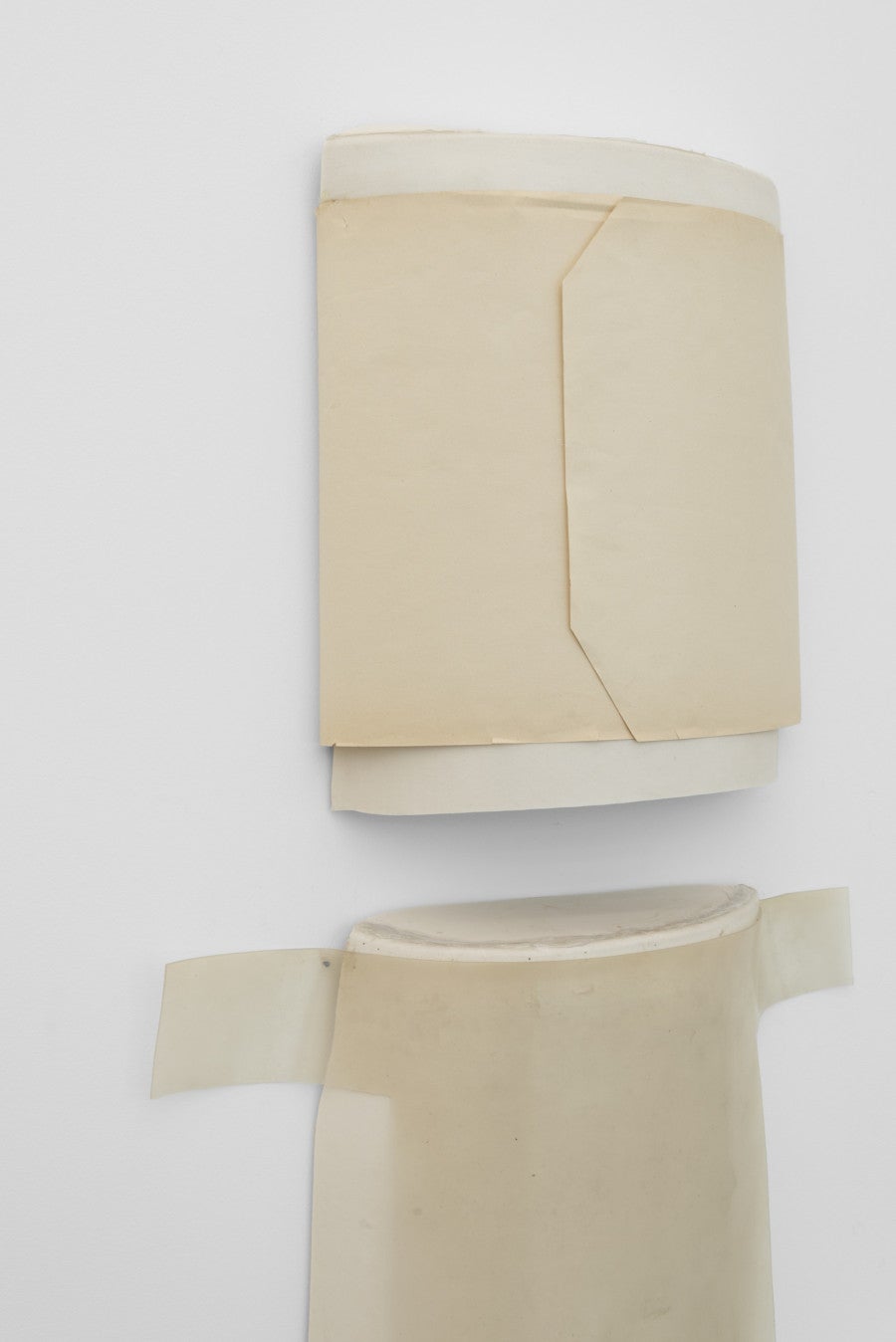 Beatrice Bonino, Funny and Fun (détail), 2024. Silicone, plastique, papier, bakélite, tissu, caoutchouc. 122 x 22,5 x 9 cm. Courtesy de l’artiste et de Ermes Ermes, Rome. Photo : Simon Rao.