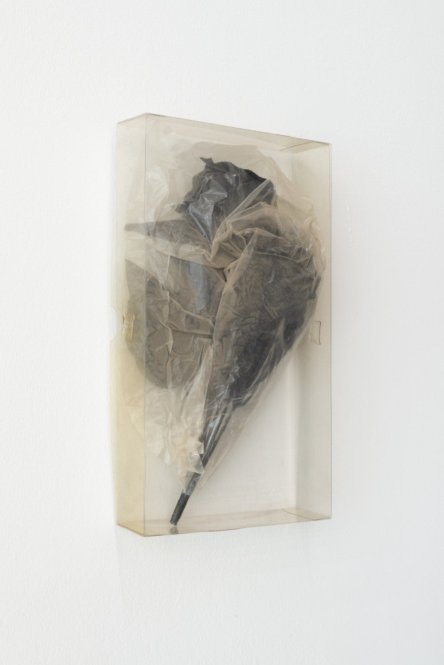 Beatrice Bonino, Invincible summer (II), 2025. Fleurs en plastique, boîte en plastique. 17 x 30 x 5 cm. Courtesy de l’artiste et de Ermes Ermes, Rome. Photo : Simon Rao.