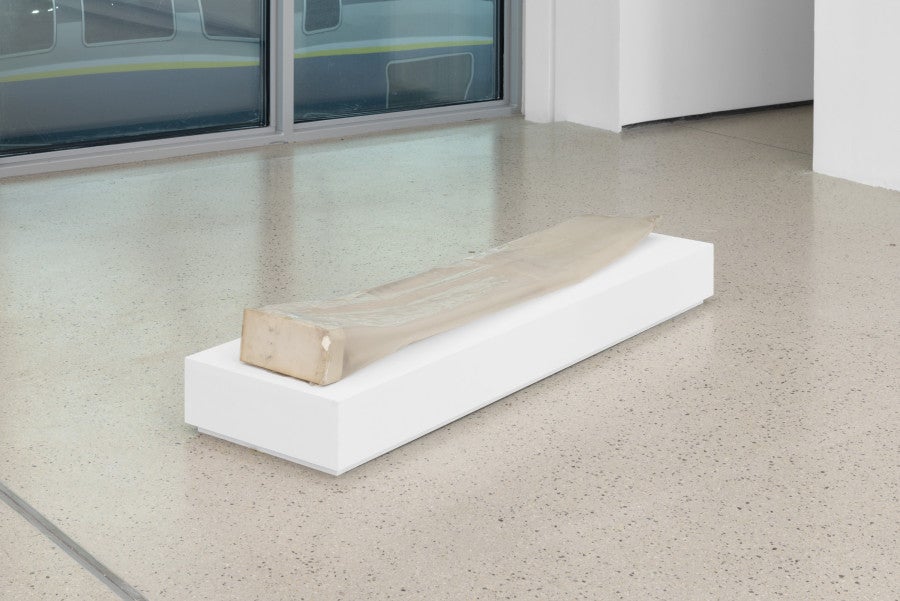 Beatrice Bonino, Untitled (Fallen column), 2025. Papier plissé, coton plissé, plastique, boîte en carton. 30 x 11 x 45 cm. Courtesy de l’artiste et de Ermes Ermes, Rome. Photo : Simon Rao.