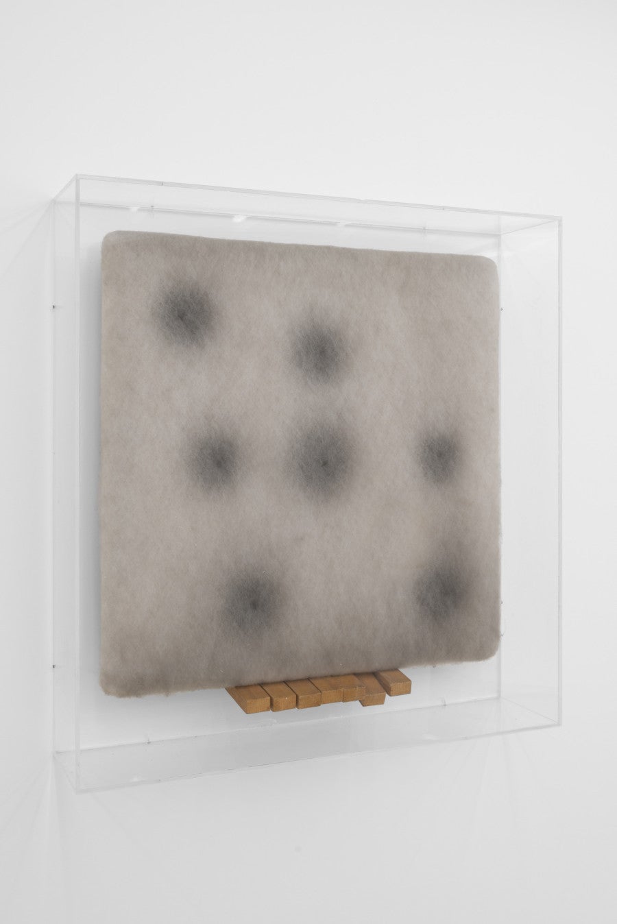Gianni Colombo, Superficie in variazione, 1959. Corde synthétique, bois et animation mécanique sur structure en bois, mousse, corde. 65 x 61,5 x 7 cm. Courtesy de l’Archivio Gianni Colombo, Milan. Photo : Simon Rao.