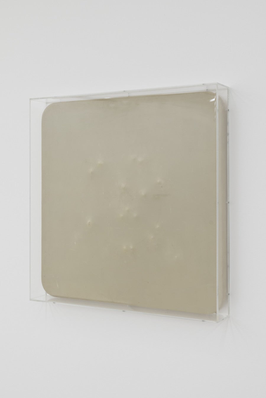 Gianni Colombo, Rilievi intermutabili, 1959. Caoutchouc sur sphères et animation mécanique sur planche. 42 x 42 x 5 cm. Collection privée. Courtesy de Gió Marconi, Milan. Photo : Simon Rao.