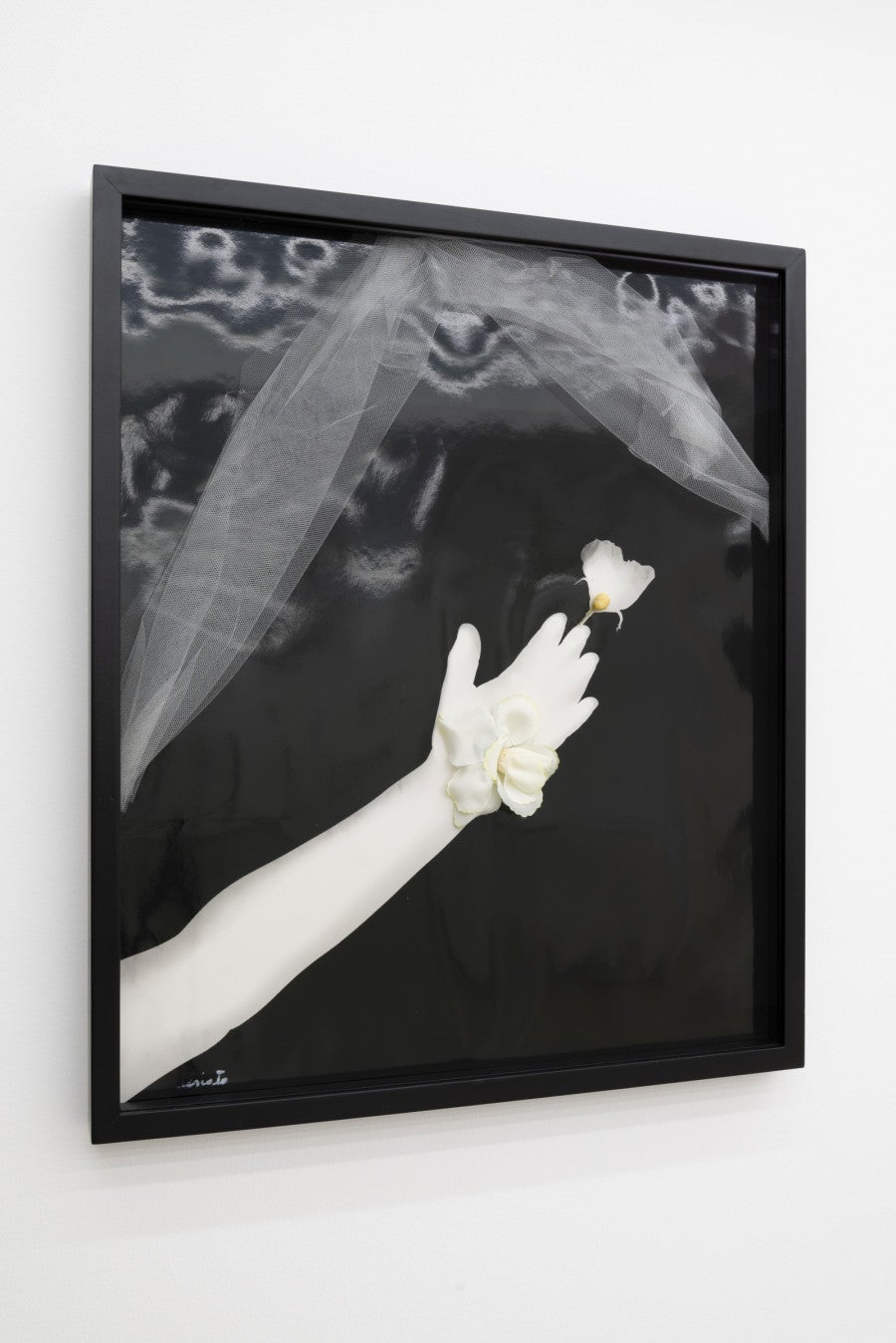 Giuseppe Desiato, Senza Titolo, 1978. Impression photo par contact, voile de mariée, fleur artificielle. 60 x 50 x 20 cm. Courtesy de la Galerie Isabella Bortolozzi, Berlin. Photo : Simon Rao.