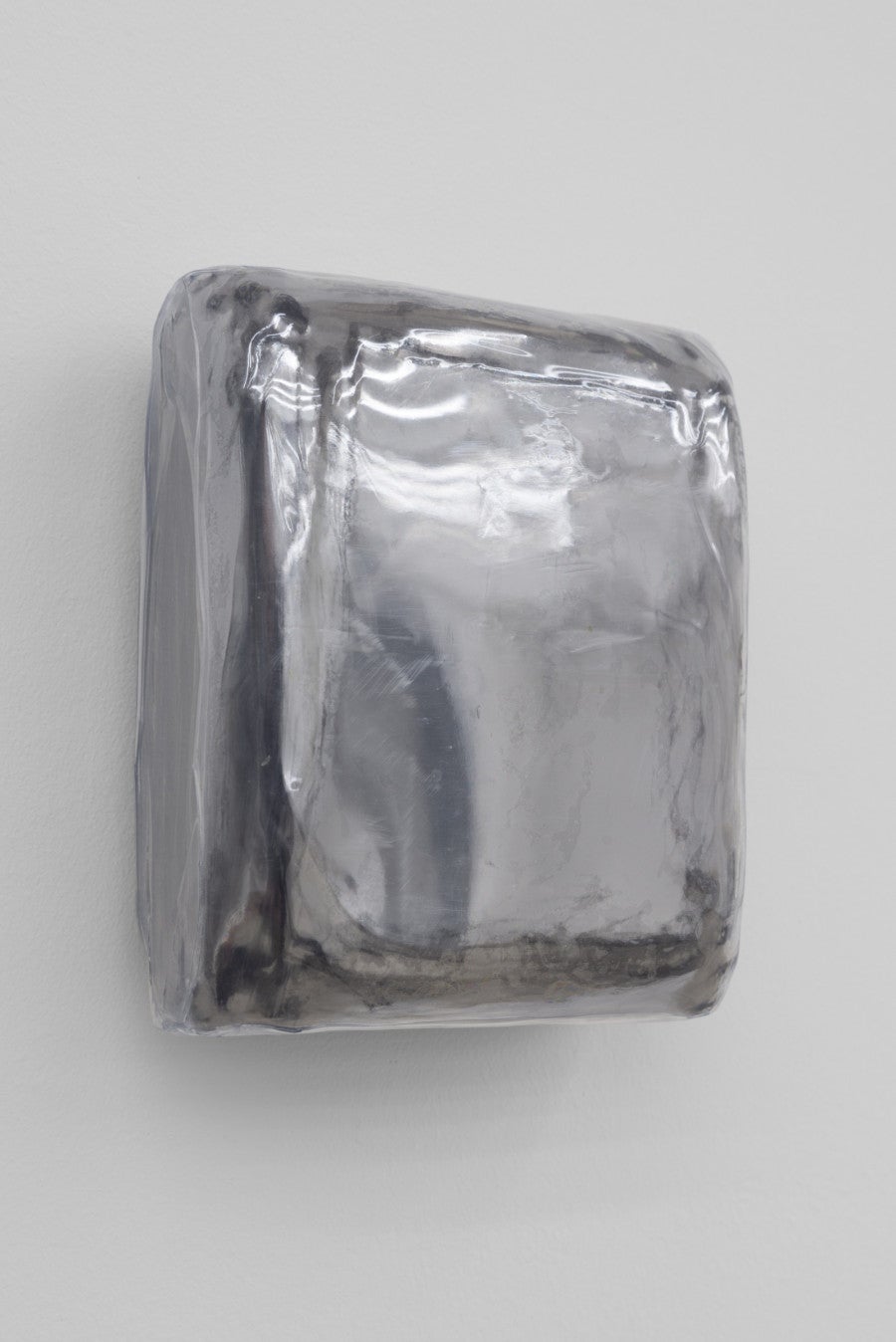 Matt Browning, Plastic Freedom, 2024. Plastique PET. 13,4 x 11,7 x 5,5 cm. Courtesy de l’artiste, de la Galerie Buchholz, Cologne et de la Galerie Edouard Montassut, Paris. Photo : Simon Rao.