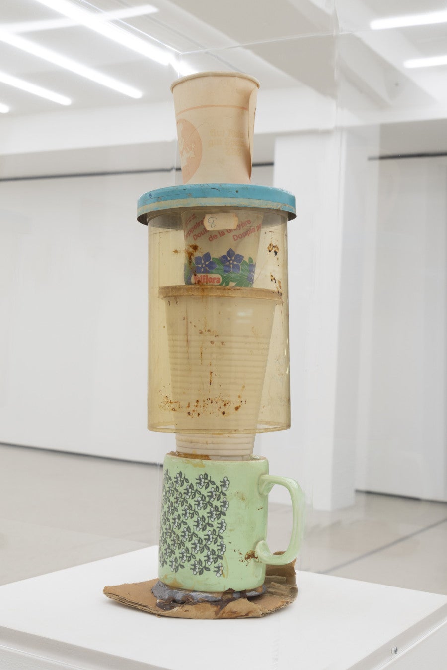 Dieter Roth, Sans titre, 1989. Gobelets et tasse sur carton. 40 x 12 x 12 cm. Collection privée, Paris. Photo : Simon Rao.