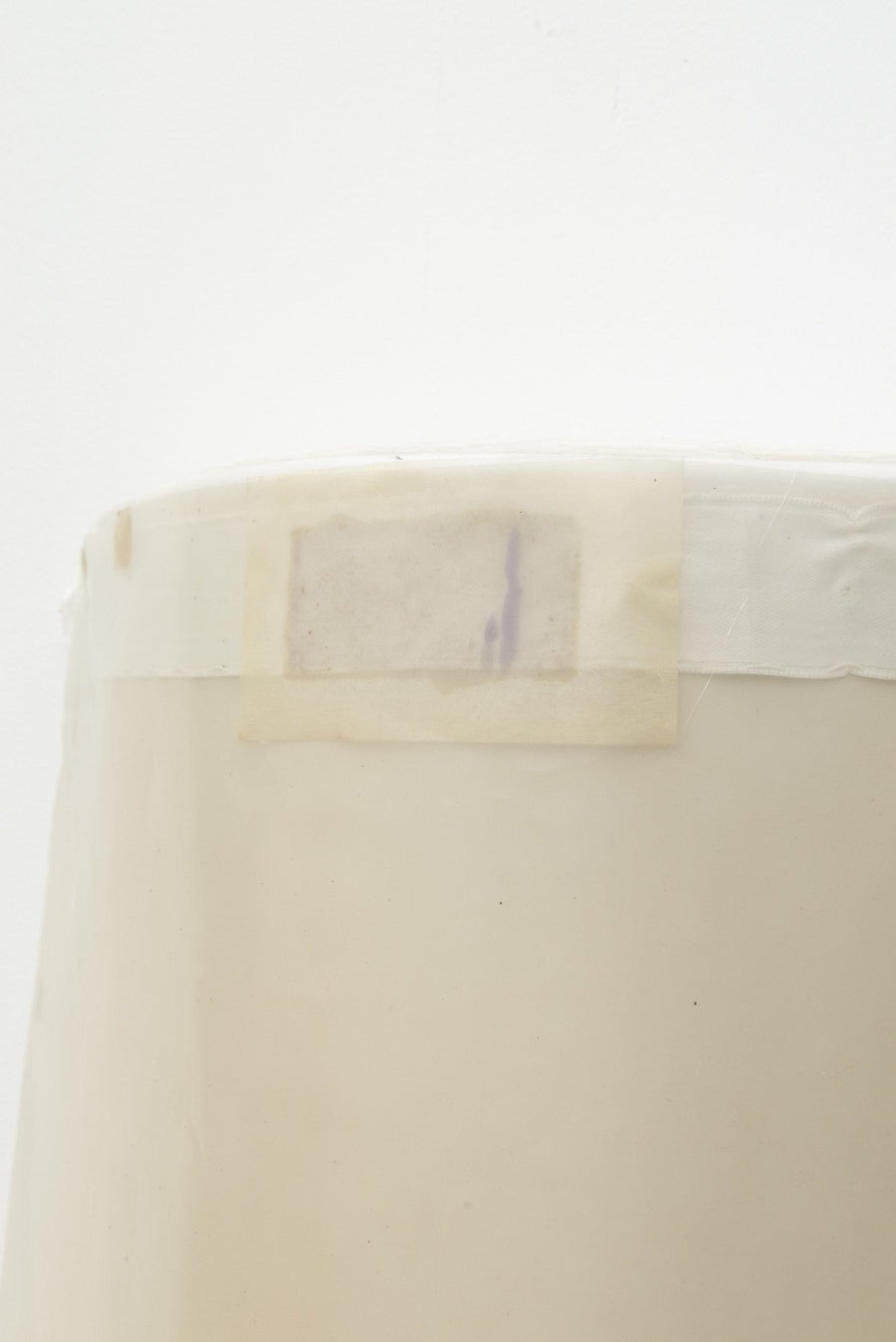 Beatrice Bonino, Gonna (détail), 2025. Silicone, plastique, rubans, bandes de cire. 70 x 30 x 20 cm. Courtesy de l’artiste et de Ermes Ermes, Rome. Photo : Simon Rao.