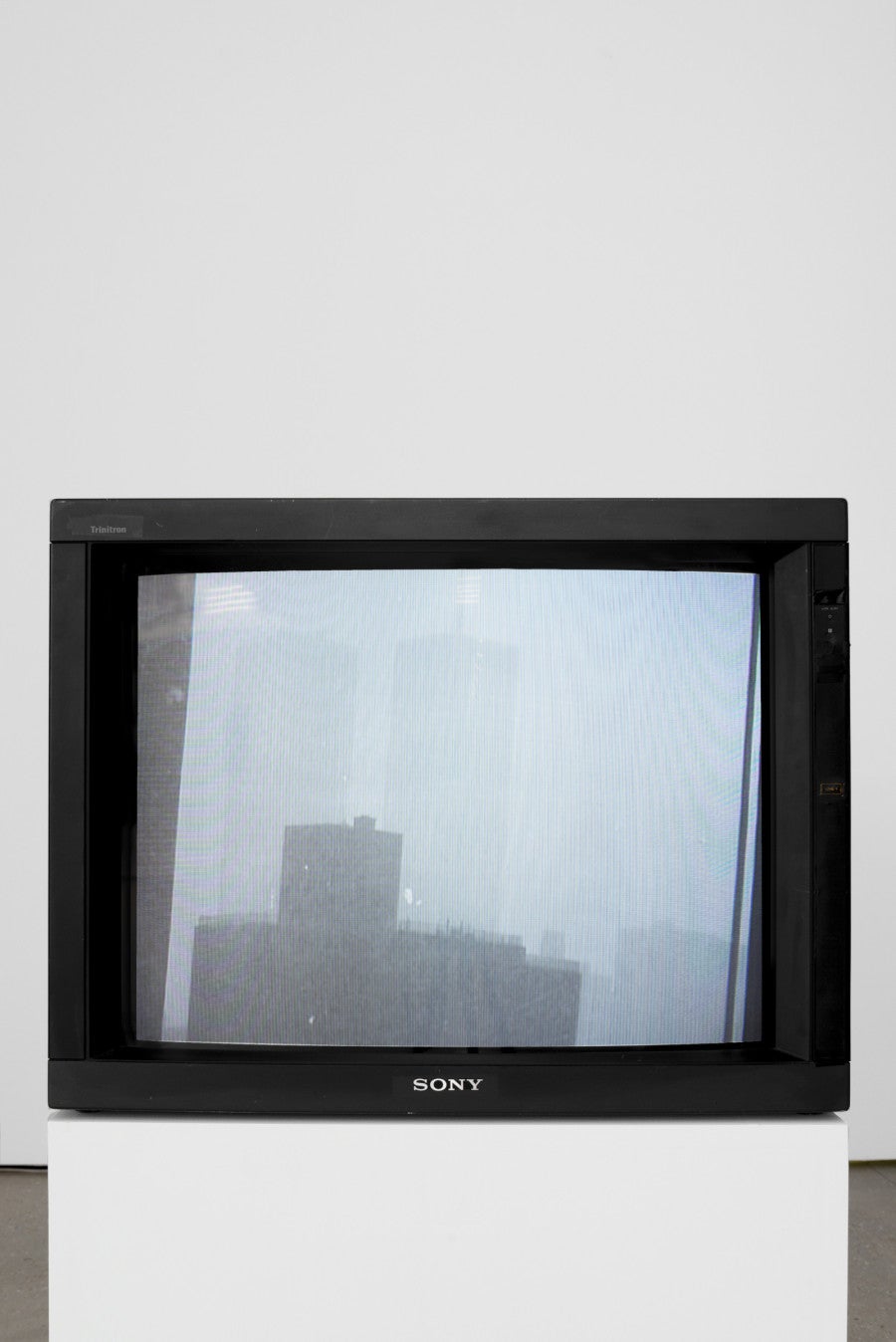 Lutz Bacher, Snow, 1999. Vidéo digitale, noir et blanc, sans son. 7’13 min, en boucle. Courtesy de l’Estate of Lutz Bacher et de la Galerie Buchholz, Cologne. Photo : Simon Rao.