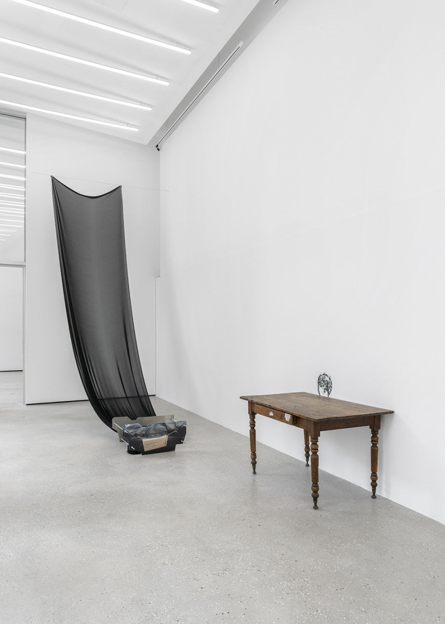 Cudelice Brazelton, Treasure, 2023, Chiffon, aluminium, impression jet d’encre. Dimensions variables. Courtesy de l’artiste et Galeria Wschód, Varsovie/New York. / Cudelice Brazelton, Blet, 2025, Table en bois, image, denim brûlé. Dimensions variables. Courtesy de l’artiste et Galeria Wschód, Varsovie/New York. © Aurélien Mole.