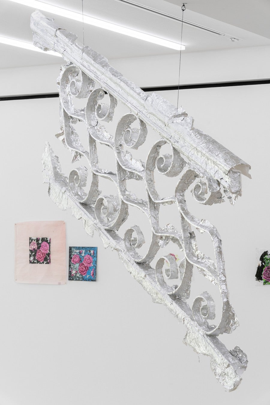 Rosa Joly, L’Hôtel Night, 2025, Plâtre et aluminium, collage, matériaux divers. Dimensions variables. Courtesy de l’artiste © Aurélien Mole.