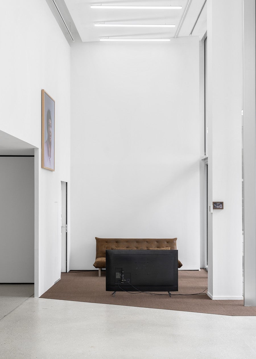Harilay Rabenjamina, Le nez de ma mère, 2021 , Vidéo, 16'36". Courtesy de l’artiste. Collection Capc musée d'art contemporain de Bordeaux. / Harilay Rabenjamina, Djadja, 2018, Tirage numérique sur papier fine art encadré, 134,5 x 91 cm. Courtesy de l’artiste. Collection Capc musée d'art contemporain de Bordeaux. © Aurélien Mole.