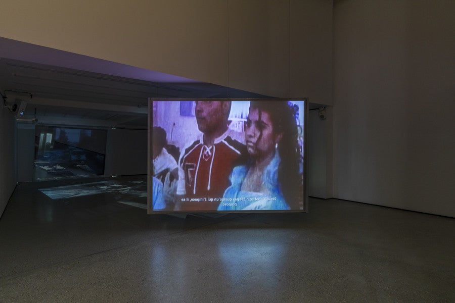 Amie Barouh, O Suno, 2026 installation vidéo, 25′45″. Images d’archives : Gim Furtuna ; musique originale : Rami Harrabi ; interprétation du rêve : Sui Yoko ; mixage son : Renaud Duguet ; étalonnage : Hayika Maras ; magicien en Roumanie : Cristian Bizau ; montage : Amie Barouh. Courtesy de l’artiste et de la galerie Salle Principale © ADAGP, Paris, 2026