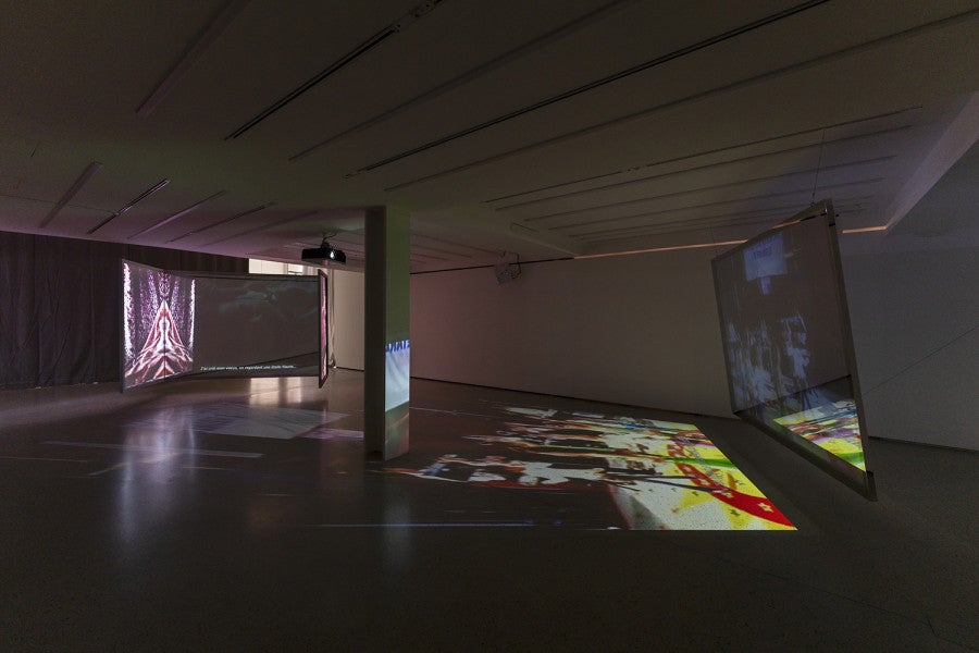 Amie Barouh, Suno, 2026 installation vidéo, 25′45″. Images d’archives : Gim Furtuna ; musique originale : Rami Harrabi ; interprétation du rêve : Sui Yoko ; mixage son : Renaud Duguet ; étalonnage : Hayika Maras ; magicien en Roumanie : Cristian Bizau ; montage : Amie Barouh. Courtesy de l’artiste et de la galerie Salle Principale © ADAGP, Paris, 2026 