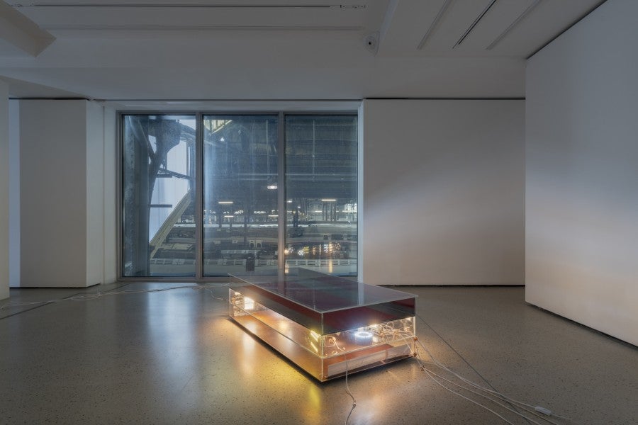Hélène Yamba-Guimbi, Cecil Hotel (consumo), 2025. Plaques acryliques, câbles éléctriques, fixations, colle, dissipateurs thermiques, ampoules, panneau mirroir, photographies, ampoules R7S, velours rouge, gaine thermique, pads thermique, bornes Wago, bois, 150 × 68 × 38 cm. Courtesy de l’artiste. Photo : Nicolas Brasseur.