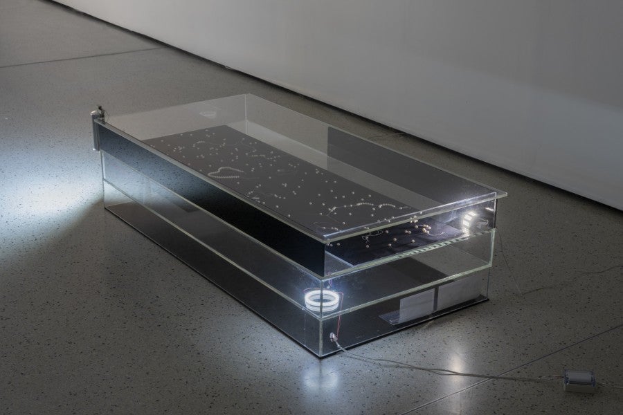 Hélène Yamba-Guimbi, Hotspot (void version), 2025. Plaques acryliques, câbles électriques, fixations, colle, ampoules, photographies, anneaux lumineux, ampoules R7S, perles de mer, fil, velours, bornes Wago, bois perles, 150 × 68× 38 cm. Courtesy de l’artiste. Photo : Nicolas Brasseur.