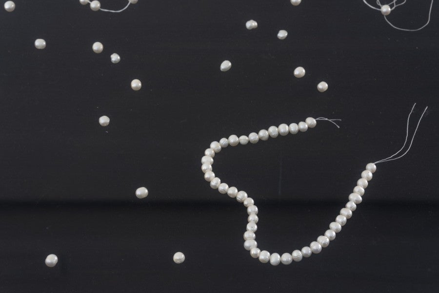 Hélène Yamba-Guimbi, Hotspot (void version, detail), 2025. Plaques acryliques, câbles électriques, fixations, colle, ampoules, photographies, anneaux lumineux, ampoules R7S, perles de mer, fil, velours, bornes Wago, bois perles, 150 × 68× 38 cm. Courtesy de l’artiste. Photo : Nicolas Brasseur.