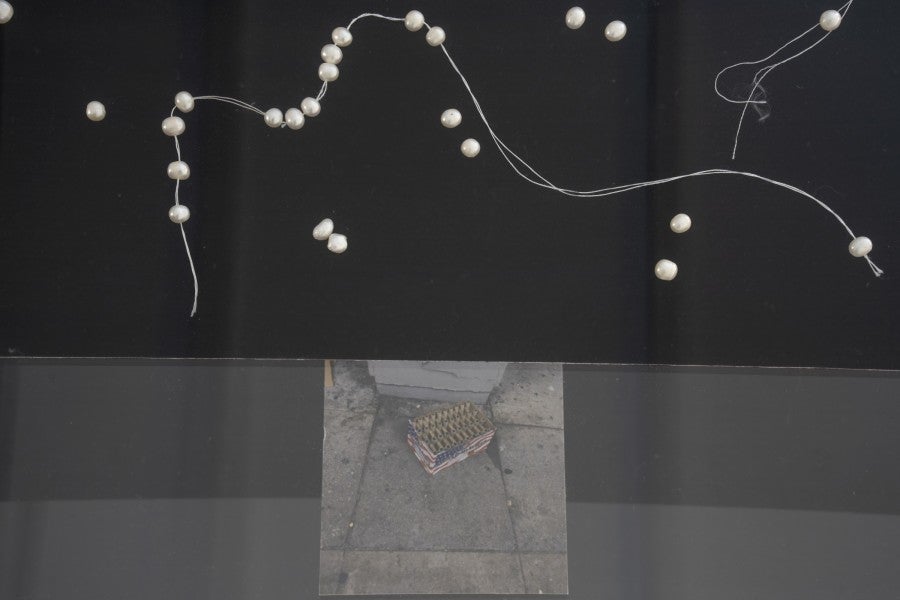 Hélène Yamba-Guimbi, Hotspot (void version, detail), 2025. Plaques acryliques, câbles électriques, fixations, colle, ampoules, photographies, anneaux lumineux, ampoules R7S, perles de mer, fil, velours, bornes Wago, bois perles, 150 × 68× 38 cm. Courtesy de l’artiste. Photo : Nicolas Brasseur.