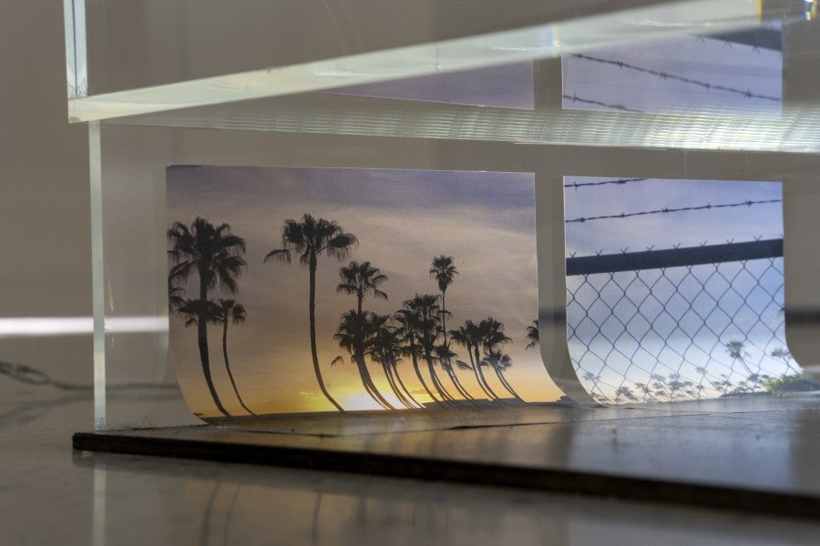 Hélène Yamba-Guimbi, Hotspot (void version, detail), 2025. Plaques acryliques, câbles électriques, fixations, colle, ampoules, photographies, anneaux lumineux, ampoules R7S, perles de mer, fil, velours, bornes Wago, bois perles, 150 × 68× 38 cm. Courtesy de l’artiste. Photo : Nicolas Brasseur.