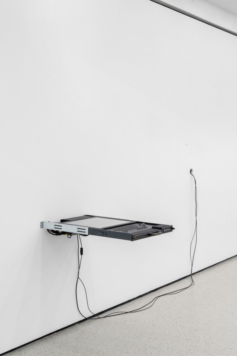 Alexandre Khondji, Triple Insert,  2025. Caméras endoscopiques, consoles KVM, dimensions variables. Courtesy de l’artiste. Photo : Nicolas Brasseur.