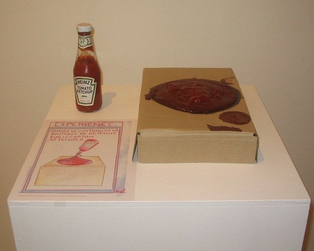 Michel Blazy, Experience n°1-10, 2003, Boîte en carton, carton et ketchup, 12 x 20 x 32 cm, Courtesy Württembergischer Kunstverein, Stuttgart
