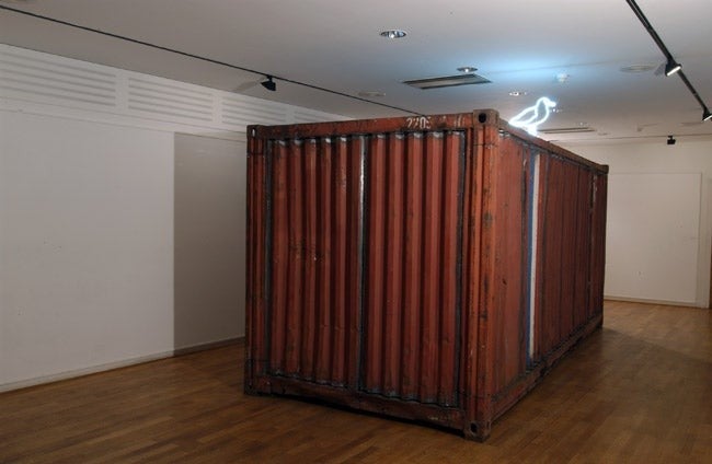 Pierre Malphettes, "La mouette et le container", 2004, container : 600x250x260cm, la mouette : 45x55cm, collection: Fonds National d'Art Contemporain, photo: Marc Domage.
