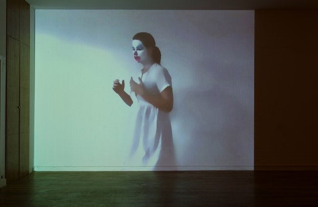 Isabelle Lévénez,"La robe blanche", 2005, Vidéo, Courtesy Galerie Anton Weller, Paris; Photo: Marc Domage.
