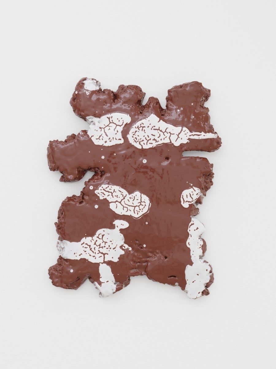 Rosemarie Trockel, Dry Milk (Mother’s Invention), 2020, Céramique, émaillée, 71 × 57 × 6 cm. Collection privée. © ADAGP, Paris, 2025. © Aurélien Mole.