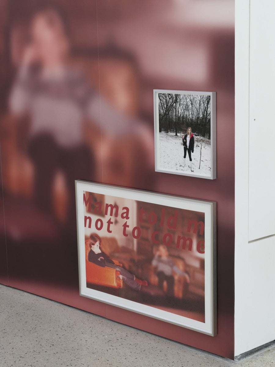 Rosemarie Trockel, Mama told me not to come, 2002, impression offset et sérigraphie sur papier, 57 × 84 cm. Courtesy de l’artiste et Sprüth Magers. © ADAGP, Paris, 2025 / Rosemarie Trockel, Seeing Touch, 2024, Tirage pigmentaire sur papier, 32 × 36 cm. Courtesy de l’artiste et Sprüth Magers. © ADAGP, Paris, 2025. © Aurélien Mole.