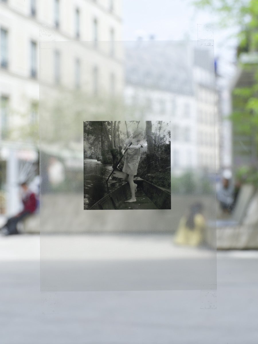 Rosa Joly, Sarah, 2025, Impression noir et blanc sur film plastique transparent, 21 x 29,7 cm. Courtesy de l’artiste. © Aurélien Mole.