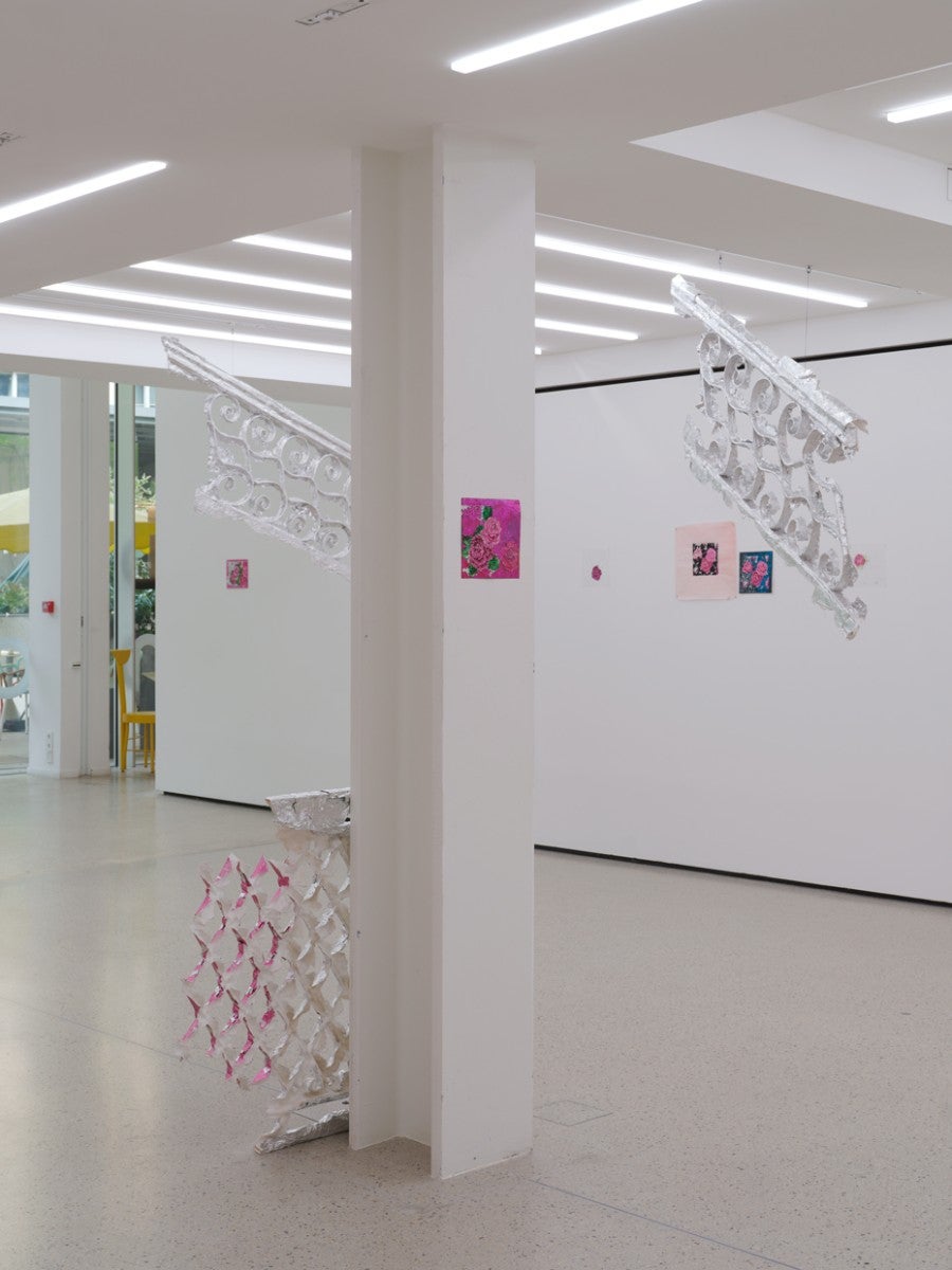 Rosa Joly, L’Hôtel Night, 2025, Plâtre et aluminium, collage, matériaux divers. Dimensions variables. Courtesy de l’artiste © Aurélien Mole.