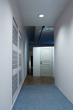 Leandro Erlich, "Neighbors", 1996, 120 x 210 x 140 cm, courtesy Galerie Emmanuel Perrotin photo : Marc Domage
