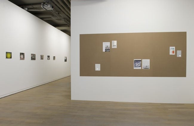Vue de l'exposition, avec de gauche à droite les oeuvres de Damien Cadio et Mark Geffriaud, © Marc Domage / Fondation d'entreprise Ricard
