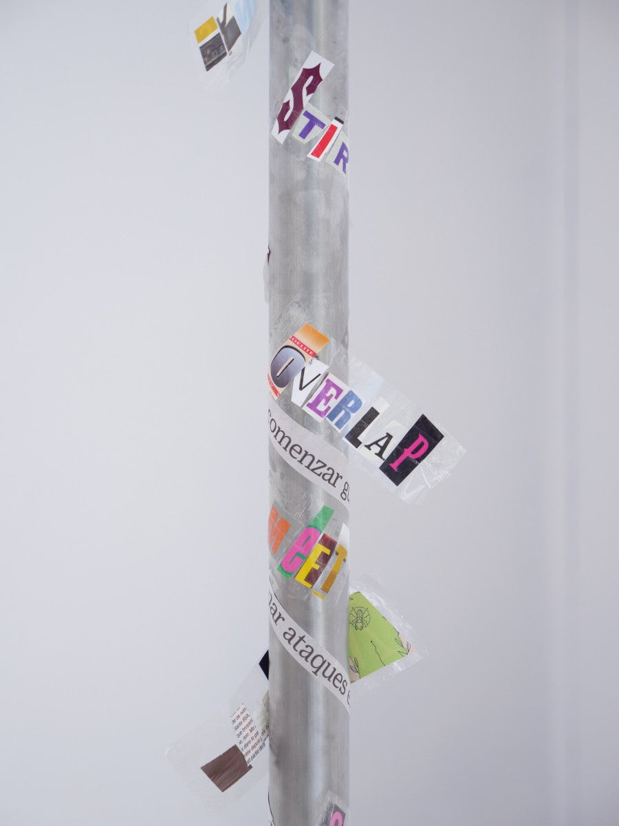 Rosa Moreno, <i>Untitled (1, 2, 3)</i> (détail), 2026 3 sculptures rotatives : 240 x 5 cm, axe aluminium, moteur, poèmes.  Courtesy de l’artiste. © ADAGP, Paris, 2026.  Vue de l’exposition « over the top, undercover » à la Fondation Pernod Ricard, Paris, 2026. © Photo : Raphaël Massart Courtesy de la Fondation Pernod Ricard.
