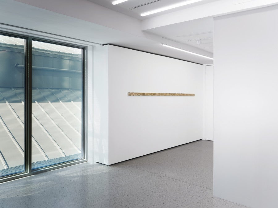 Clémence de La Tour du Pin, <i>Untitled</i>, 2025 288 x 6 cm, huile et albâtre sur toile de lin, ruban.  Courtesy de l’artiste et de Derosia, New York. © ADAGP, Paris, 2026.  Vue de l’exposition « over the top, undercover » à la Fondation Pernod Ricard, Paris, 2026. © Photo : Raphaël Massart Courtesy de la Fondation Pernod Ricard.