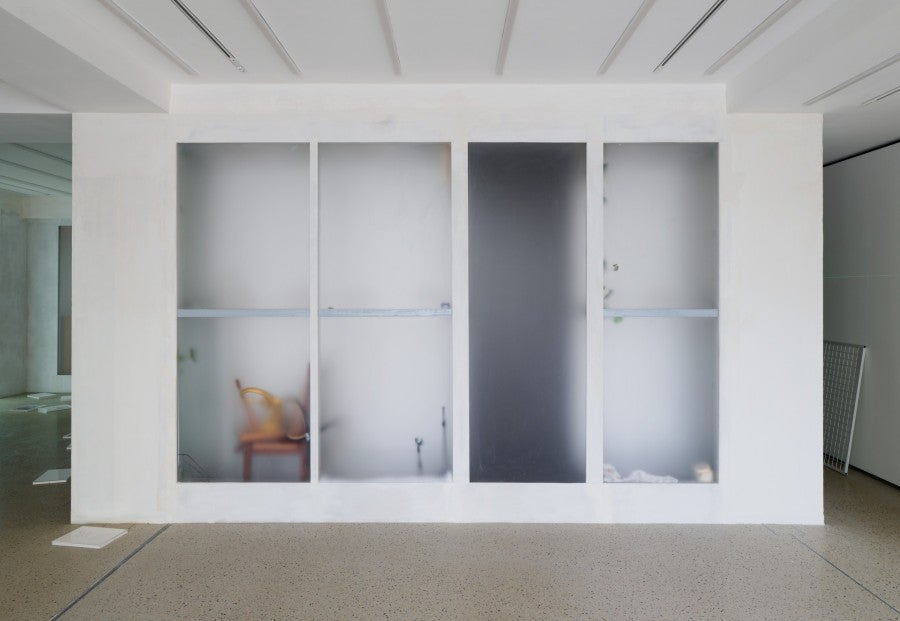 Tolia Astakhishvili, Placeholder, 2025, Installation en technique mixtes avec des œuvres de Maria Sanadze, Zurab Astakhiishvili et Simon Lässig. Dimensions variables. Courtesy de l’artiste. © Aurélien Mole.