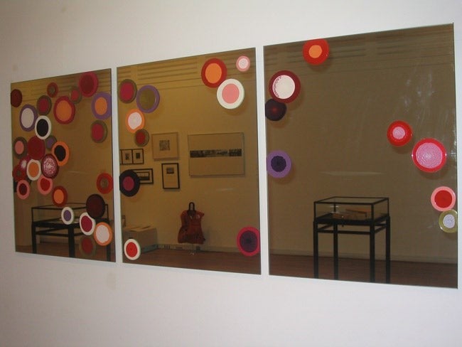 Heidi Sill, "In Between (Entre-deux)", 2002, Peinture sur miroir, 75,5 x 60 cm, Courtesy Bonner Kunstverein, Bonn
