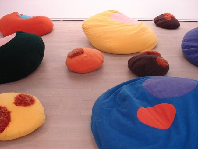 Alexia Turlin, "Cocon poufs", 5 grandes pièces en laine polaire, Courtesy de l'artiste; "Huevonos", 2004, 7 petites pièces en laine polaire, Courtesy de l'artiste
