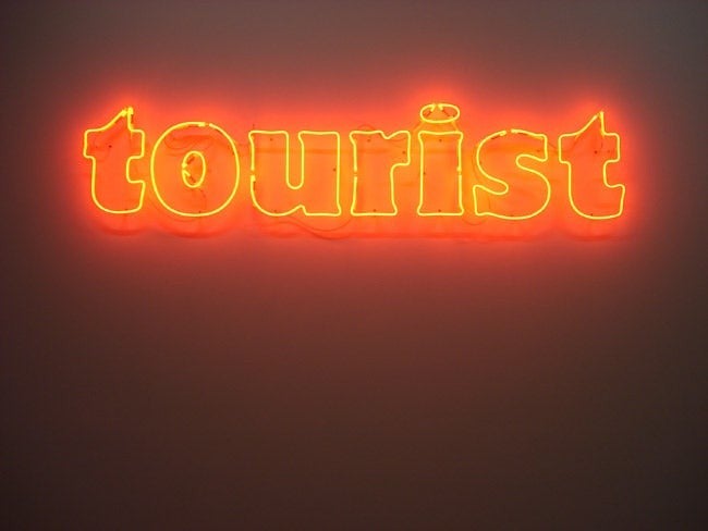 Christian Robert-Tissot, "Tourist", 2006, néon, 40 x 205 cm, courtesy de l'artiste
