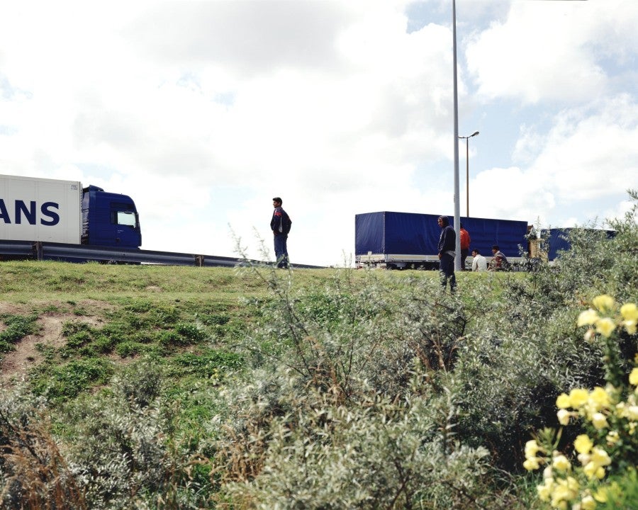 Bruno Serralongue, Passer en Angleterre, Accès terminal transmanche, Calais, juillet 2007. De la série Calais, 2006-20. © Air de Paris, Romainville