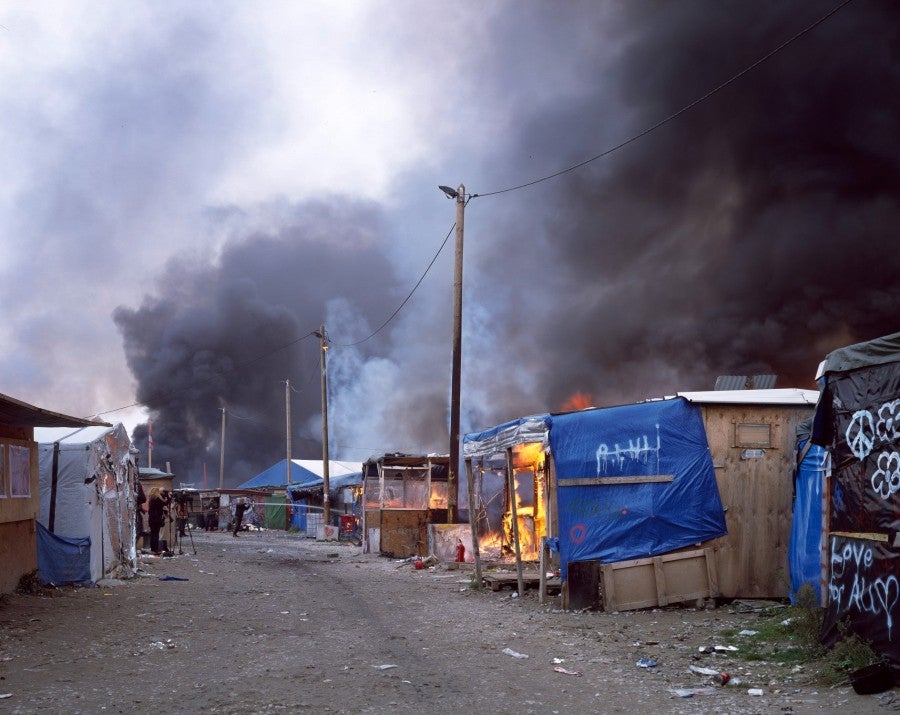 Bruno Serralongue, Un incendie ravage le "bidonville d'Etat" pour migrants au moment de son démantèlement, Calais, 26 octobre 2016. De la série Calais, 2006-20. © Air de Paris, Romainville