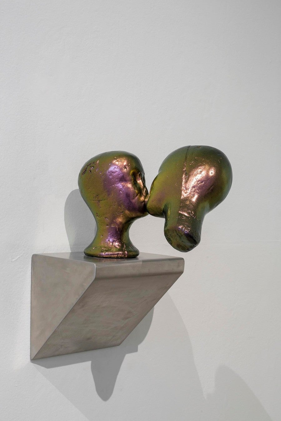 Guillaume Leblon, Harlem kiss, 2017, bronze, iridescent paint and stainless steel, 52x40cm. Exhibition view, Aerosol, 2019 at Labor, Mexico.